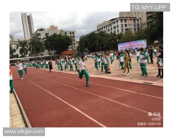 足球明星人物漫画肖像展现运动激情与艺术魅力的完美结合